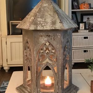 Country decoration very rustic and aged .